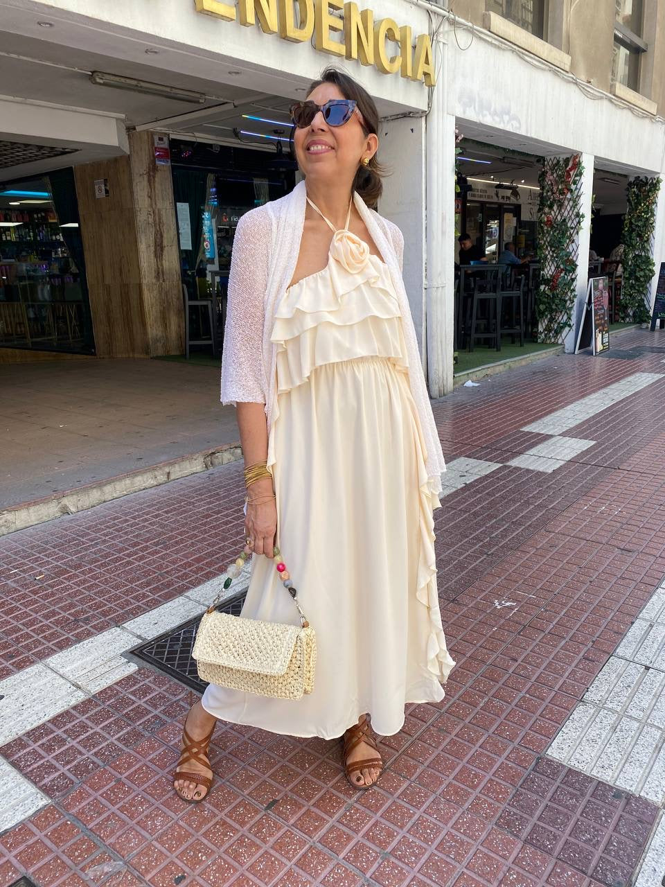 Vestido cuello halter flor y volantes DONDOLA