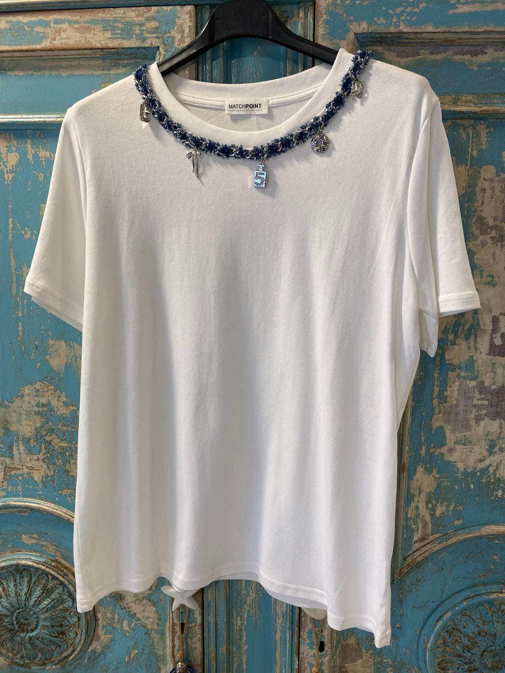 Camiseta blanca detalle cuello abalorios DONDOLA