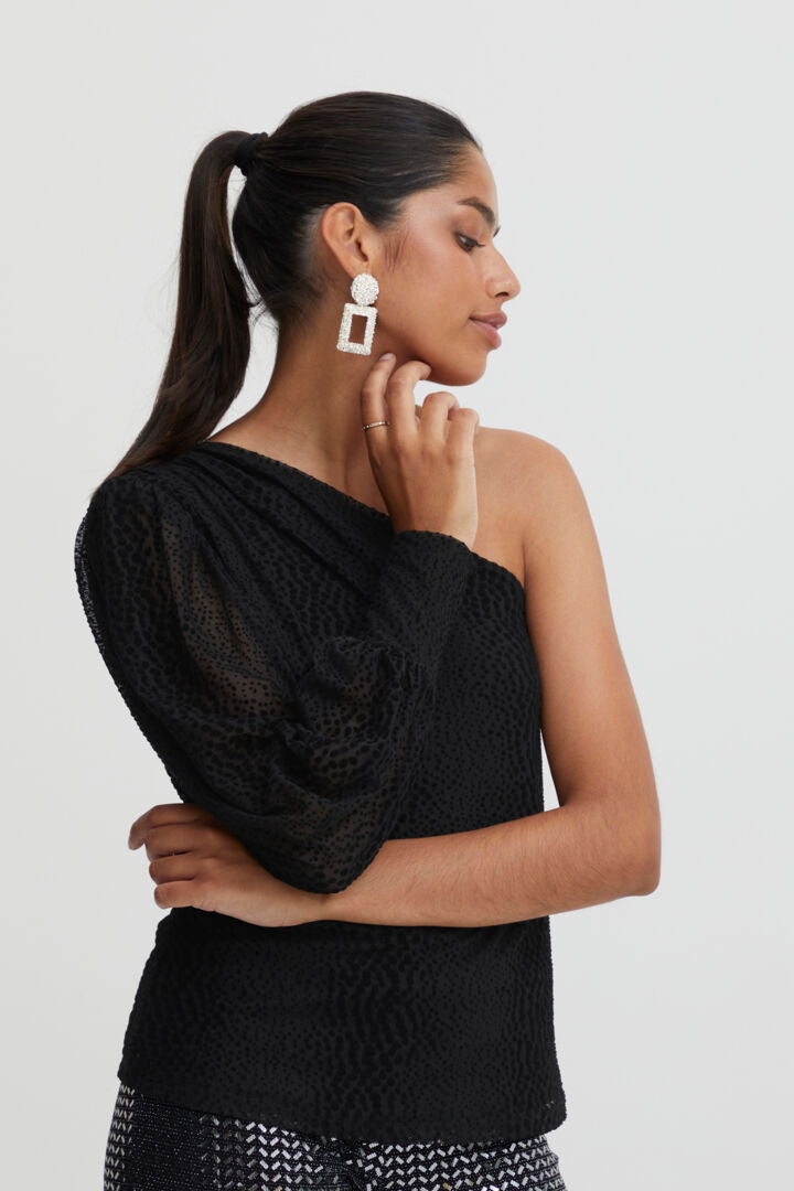 Blusa negra hombro descubierto “IhMelina” ICHI
