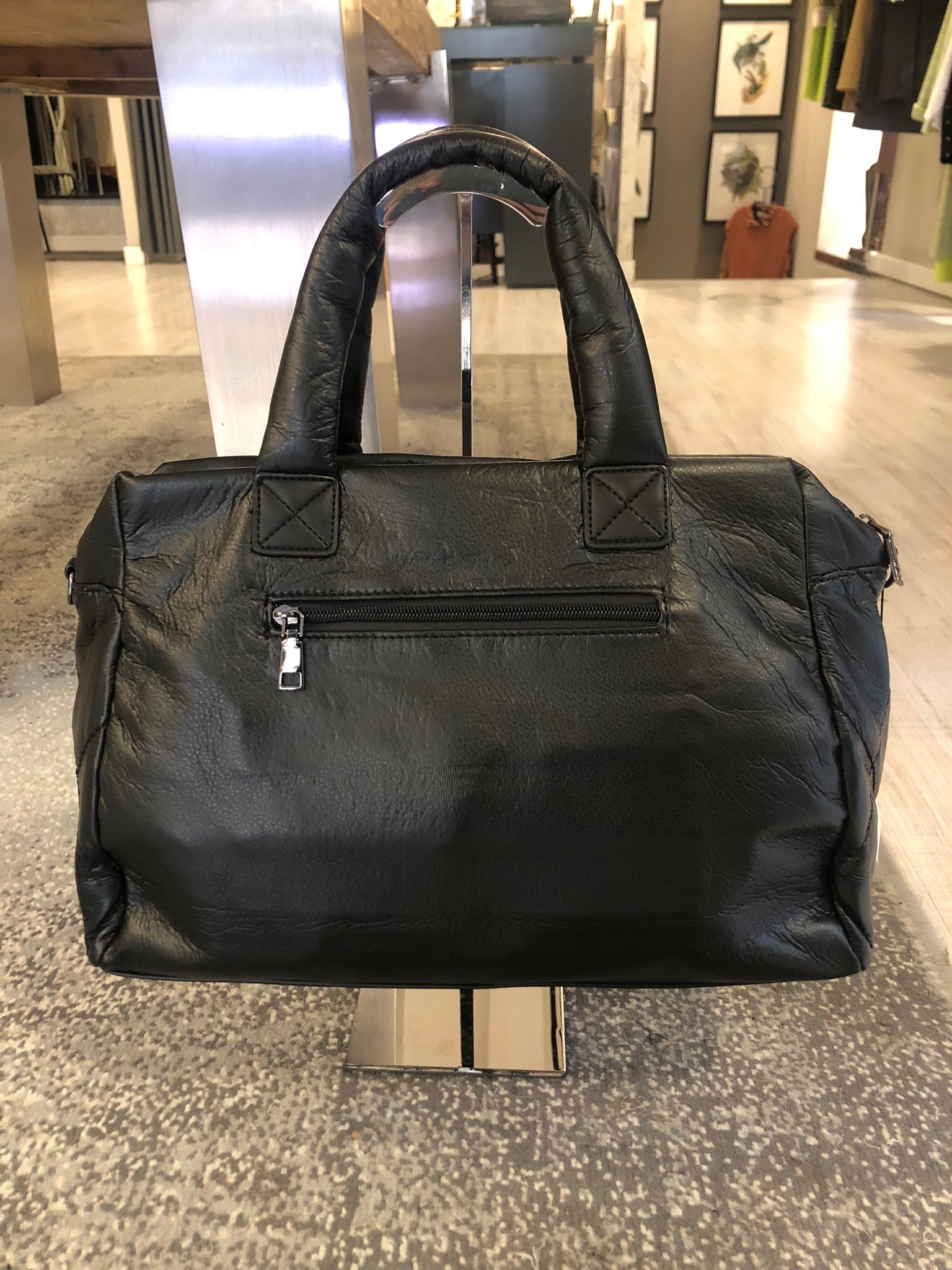 Bolso de mano negro acolchado bolsillo central “DONDOLA”