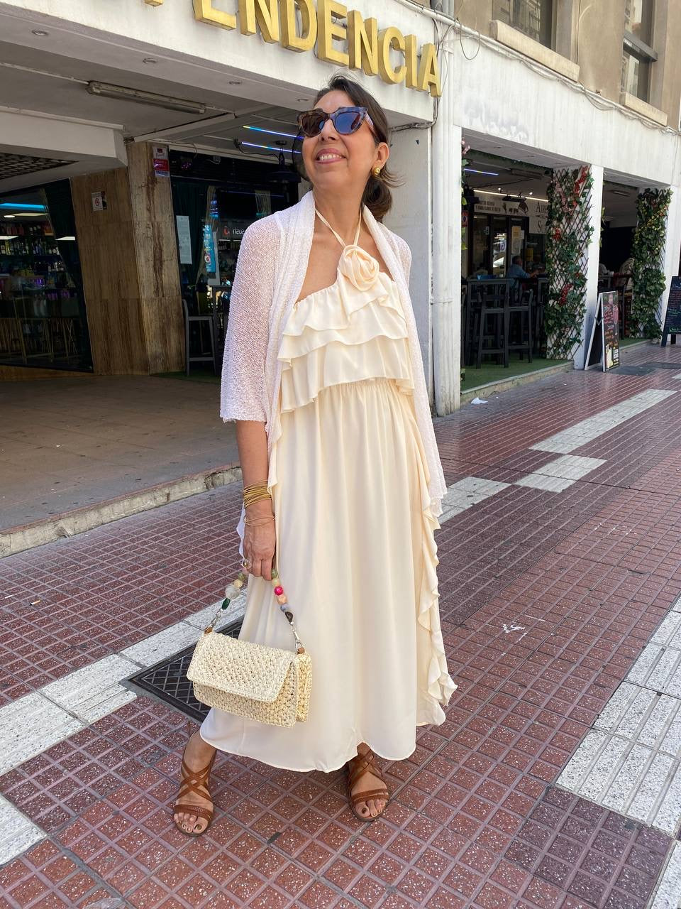 Vestido cuello halter flor y volantes DONDOLA