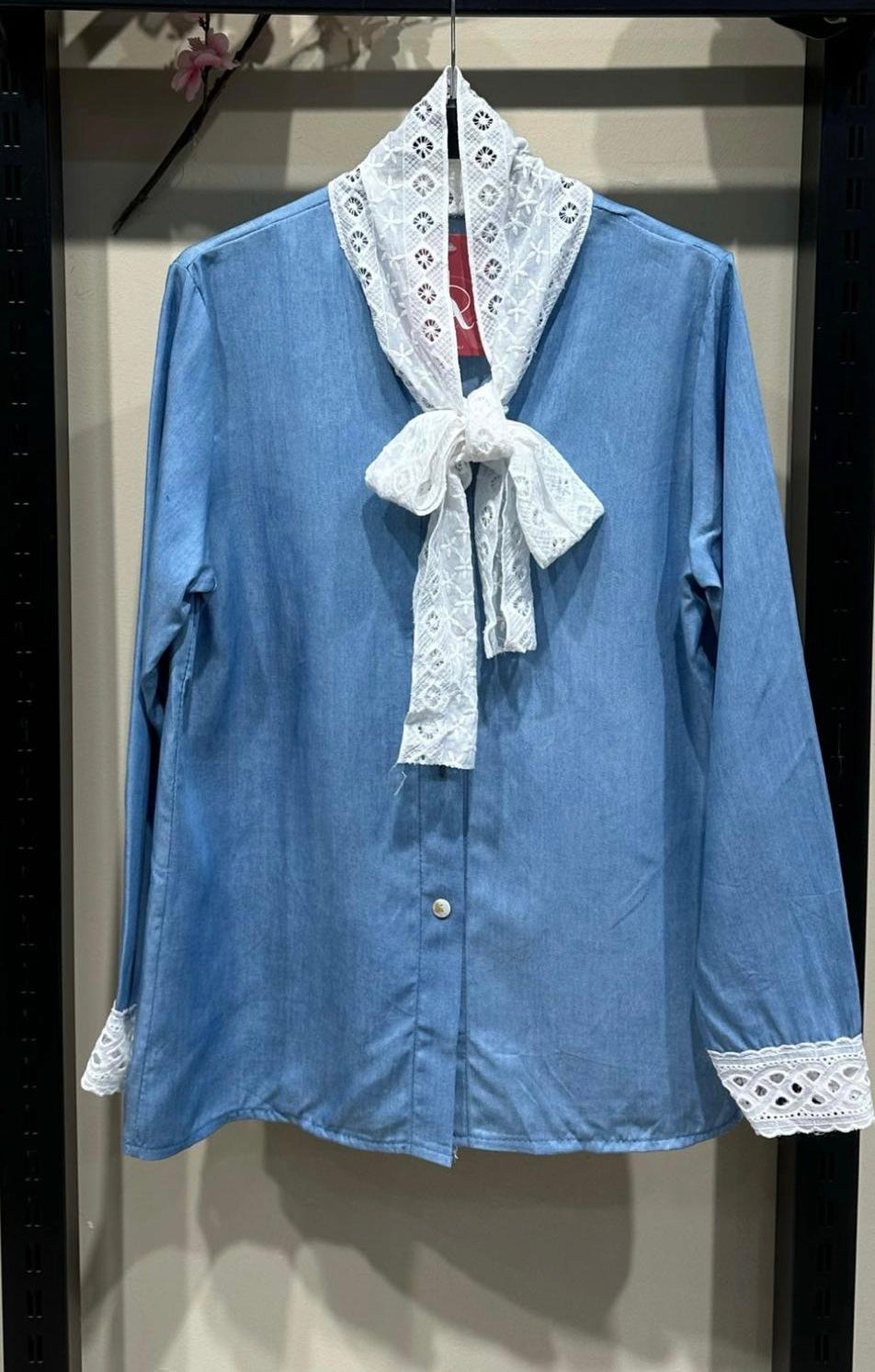 Camisa vaquera con lazo encaje bordado DONDOLA