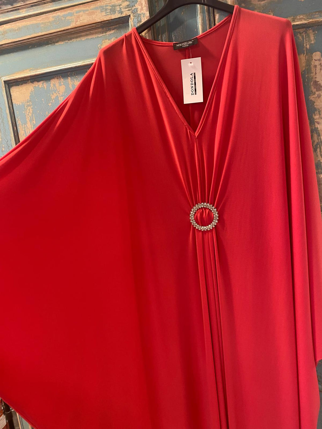 Vestido amplio coral broche brillos DONDOLA