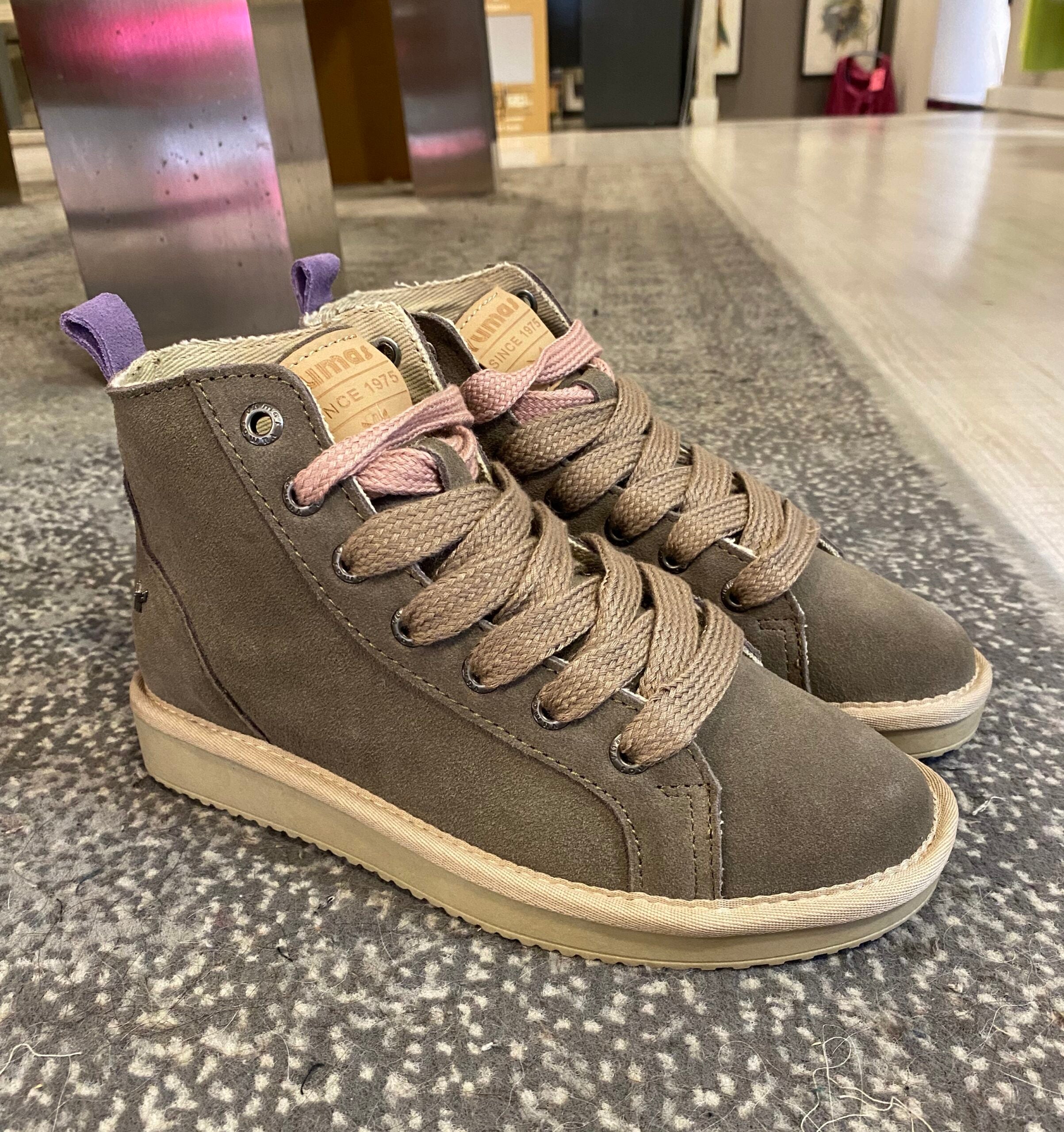 Deportiva botín piel serraje “Yumas”