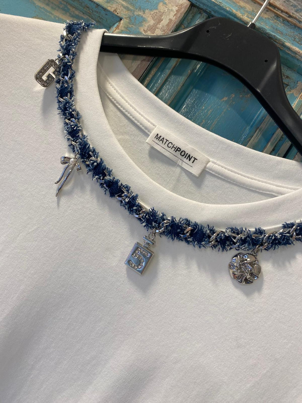 Camiseta blanca detalle cuello abalorios DONDOLA