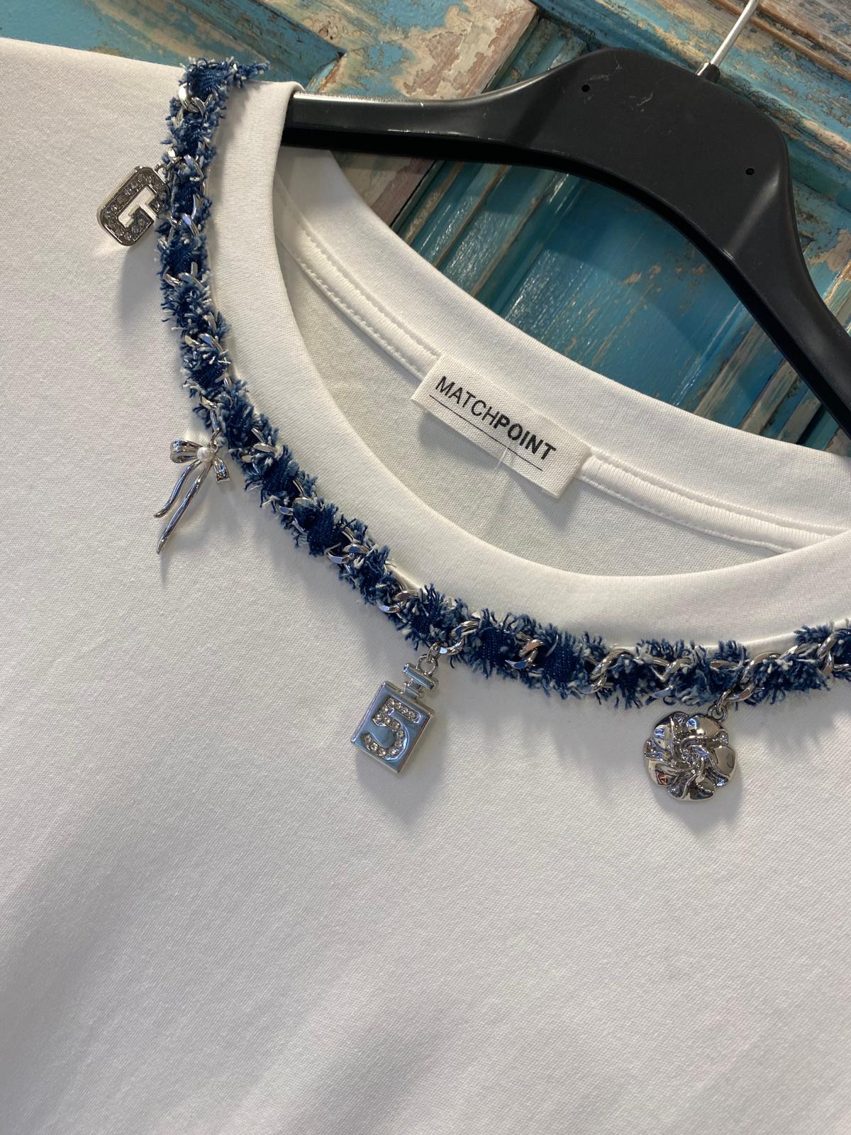 Camiseta blanca detalle cuello abalorios DONDOLA