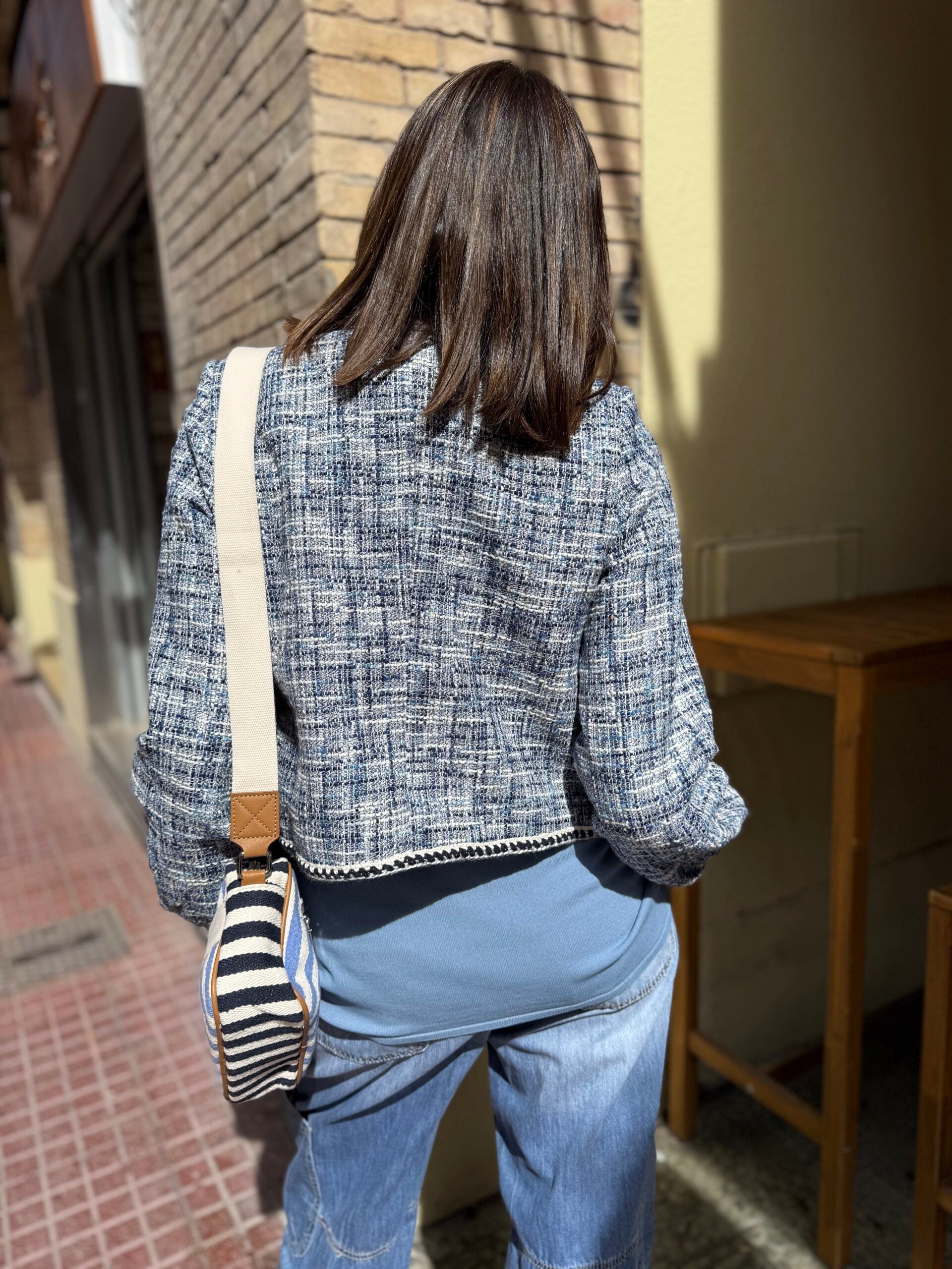 Chaqueta corta tweed tonos azules botones forrados DONDOLA