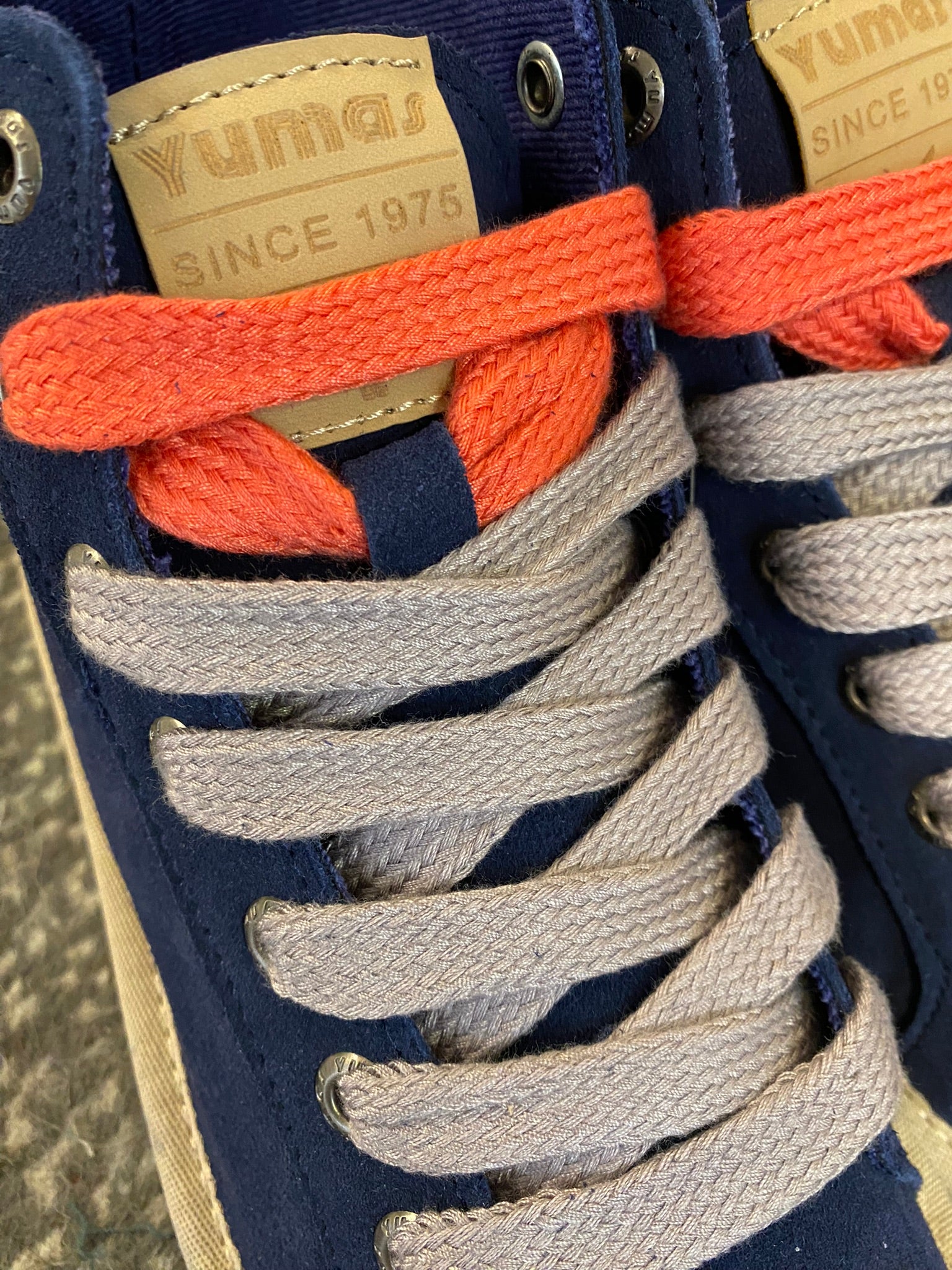 Deportiva botín piel serraje “Yumas”