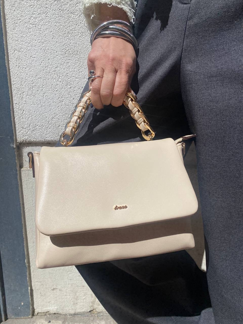 Bolso beige solapa asa cadena DONDOLA