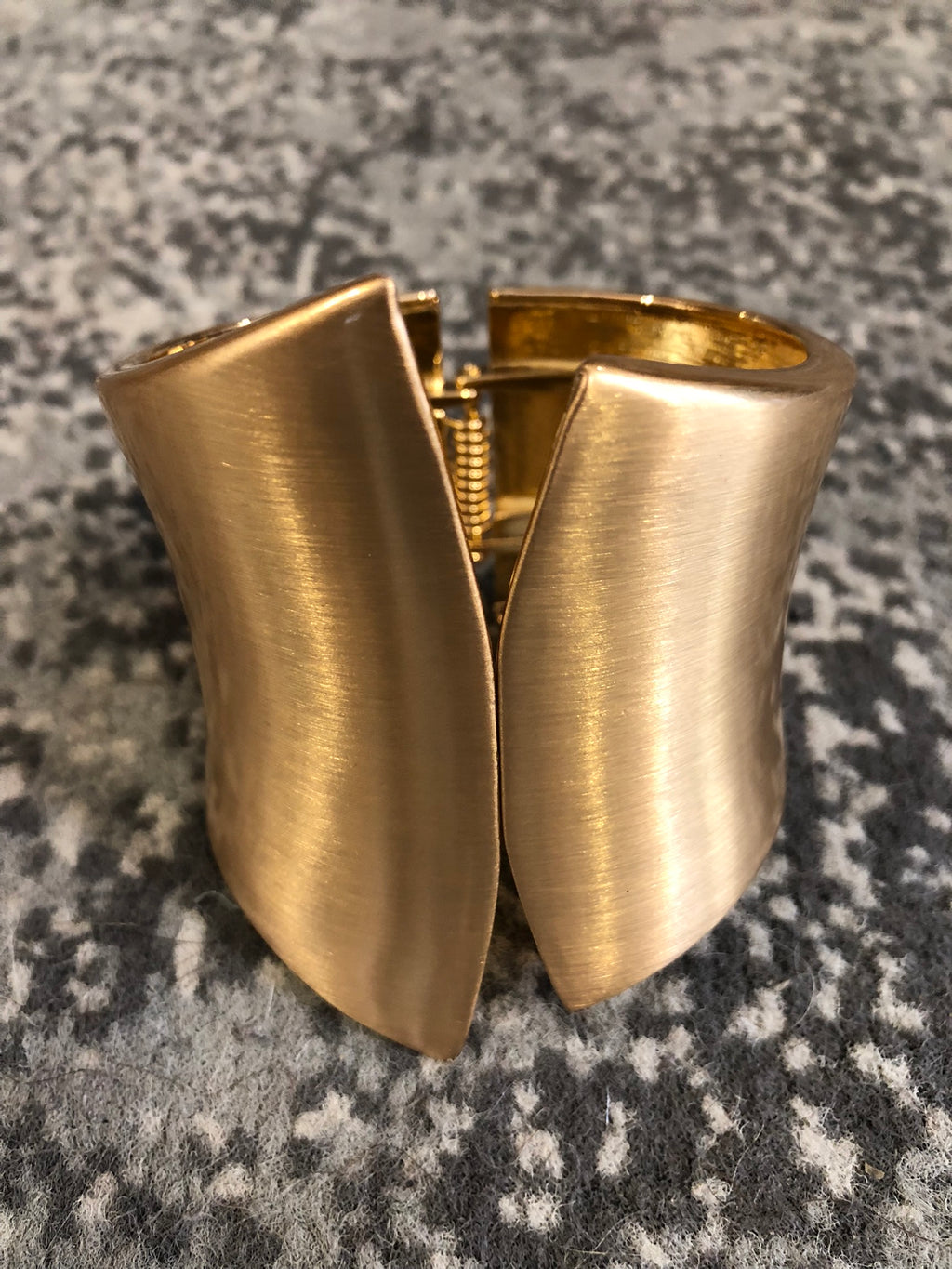 Brazalete rígido dorado mate DONDOLA
