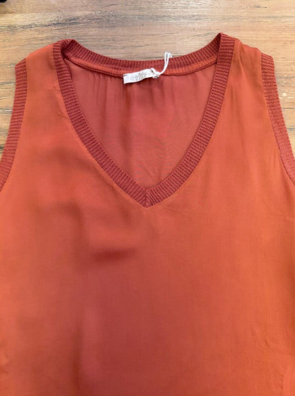 Top satinado escote pico acabado rib