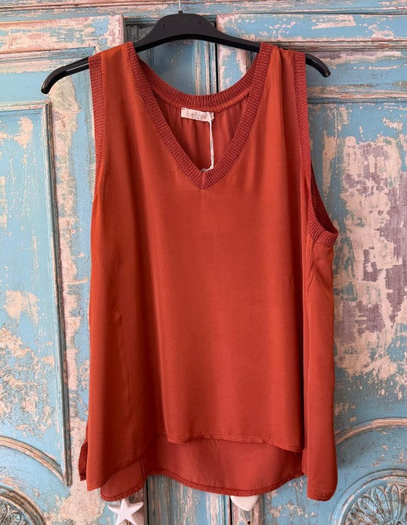 Top satinado escote pico acabado rib