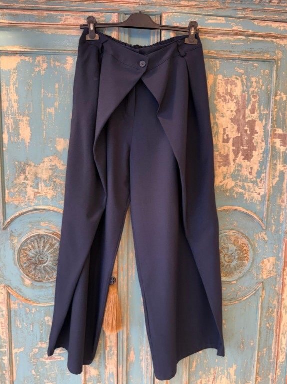 Pantalón cruzado pinzas marcadas dos botones