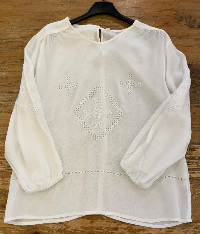 Blusa blanca detalle dibujos calados