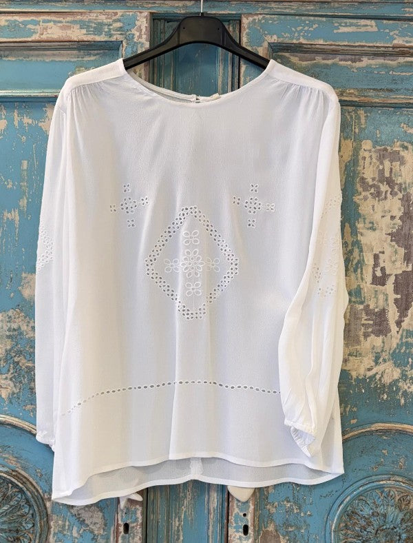 Blusa blanca detalle dibujos calados