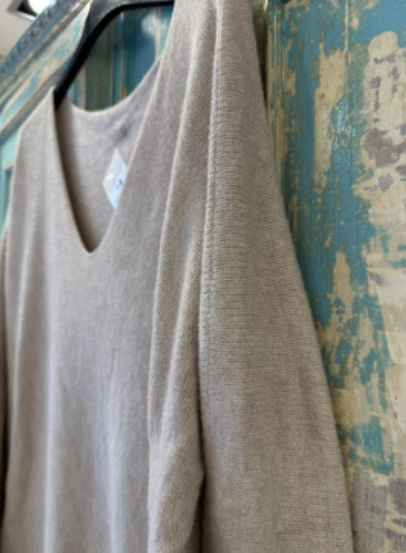Jersey Básico Cuello Pico Bajo Redondeado
