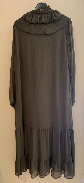 Vestido Largo Con Volante Central