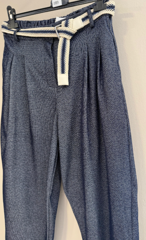 Pantalón Con Pinzas y Cinturón Trenzado