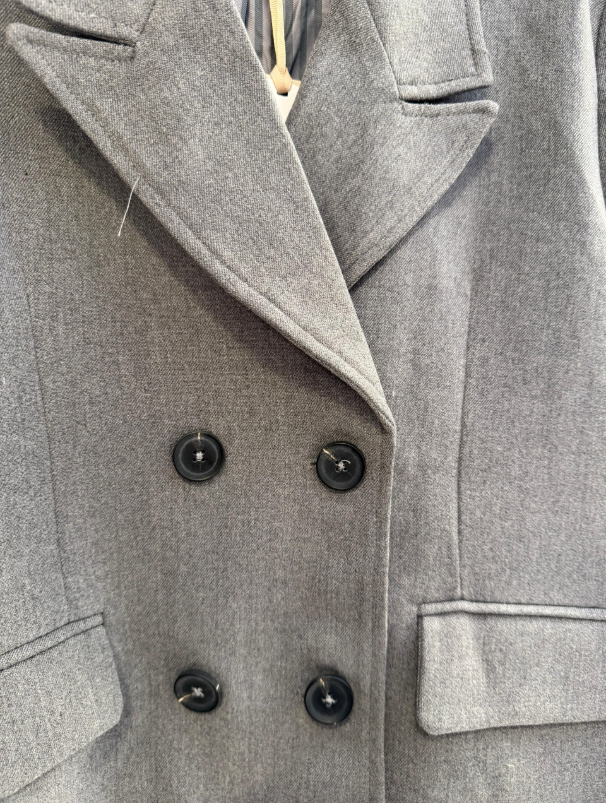 Chaqueta corta cruzada gris