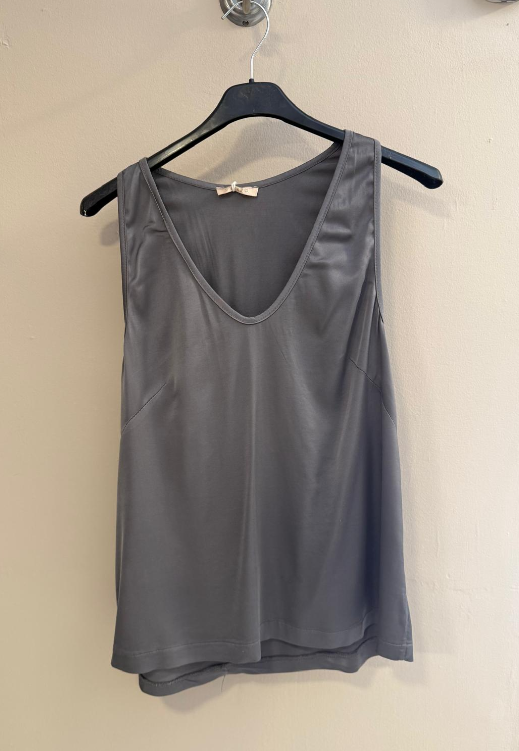 Top satinado gris escote pico