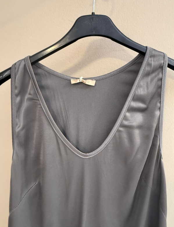 Top satinado gris escote pico