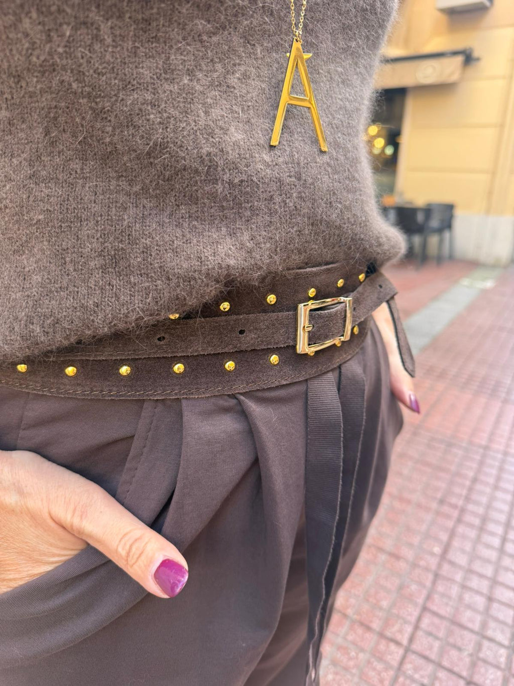 Cinturón Ante Chocolate con Tachuelas Doradas - Estilo Rockero Elegante