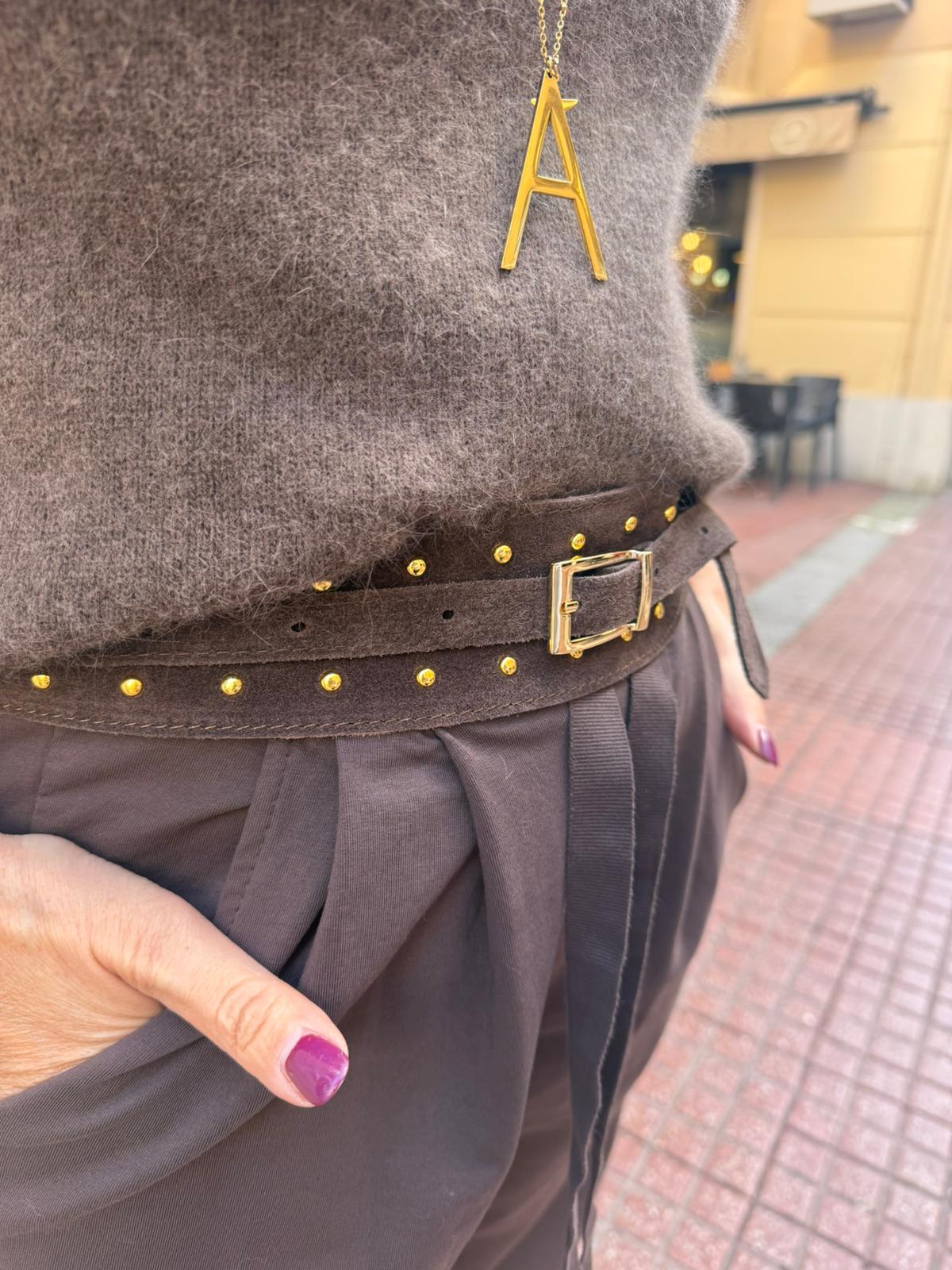 Cinturón Ante Chocolate con Tachuelas Doradas - Estilo Rockero Elegante