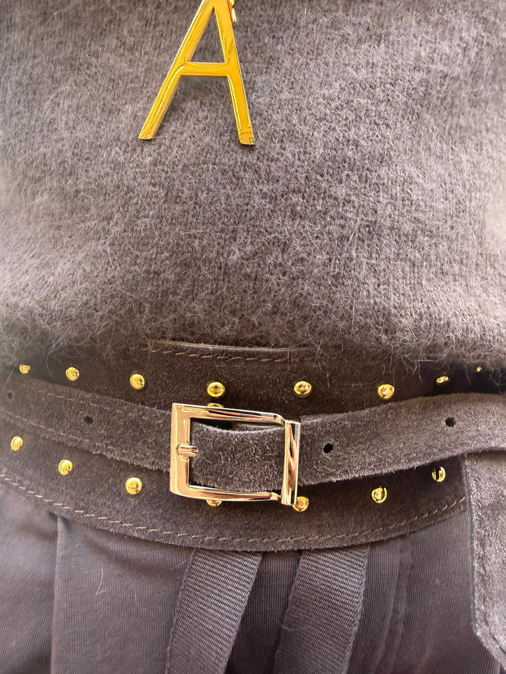 Cinturón Ante Chocolate con Tachuelas Doradas - Estilo Rockero Elegante