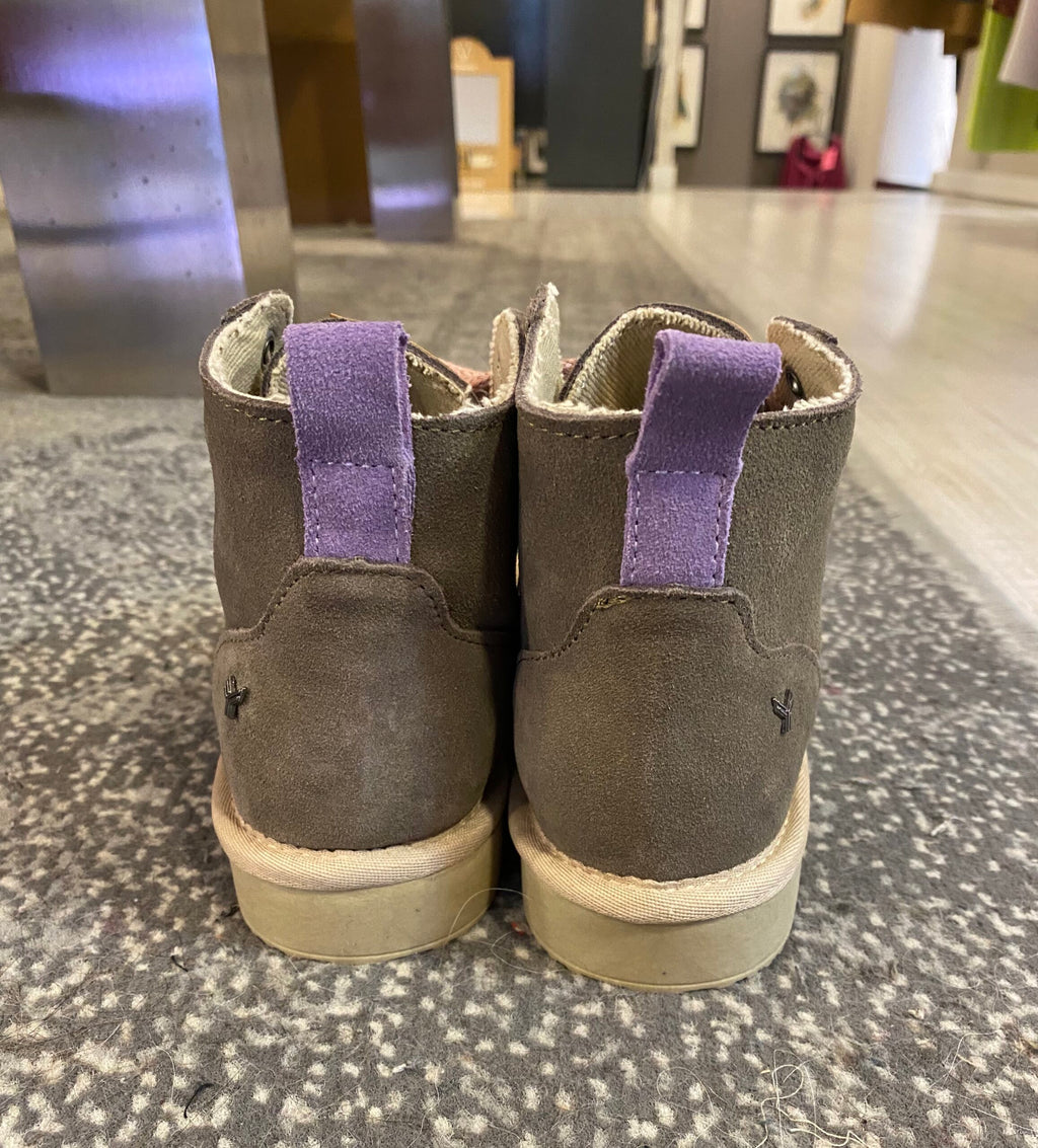 Deportiva botín piel serraje “Yumas”