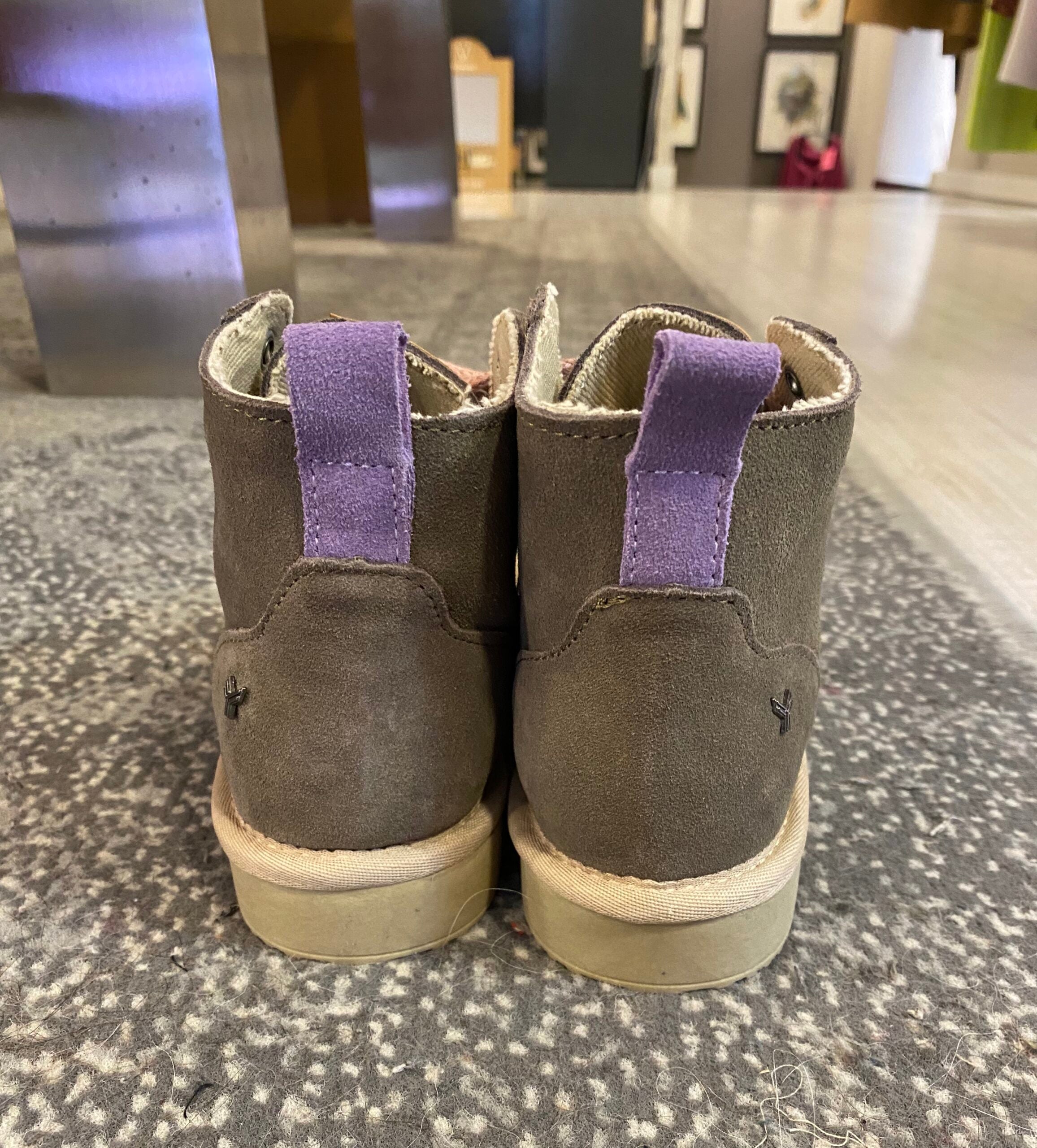 Deportiva botín piel serraje “Yumas”