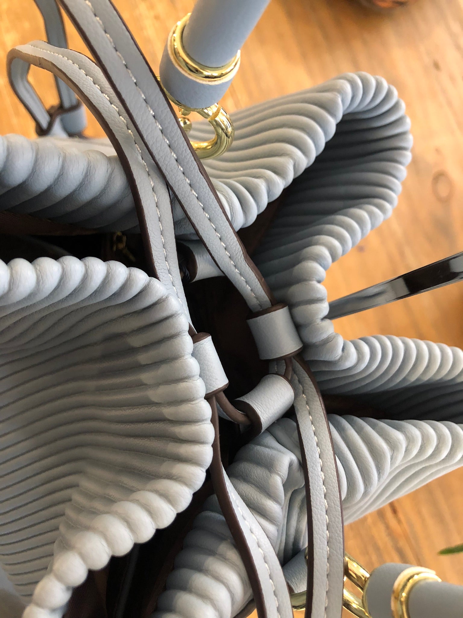 Bolso tipo saco azul claro efecto estriado DONDOLA