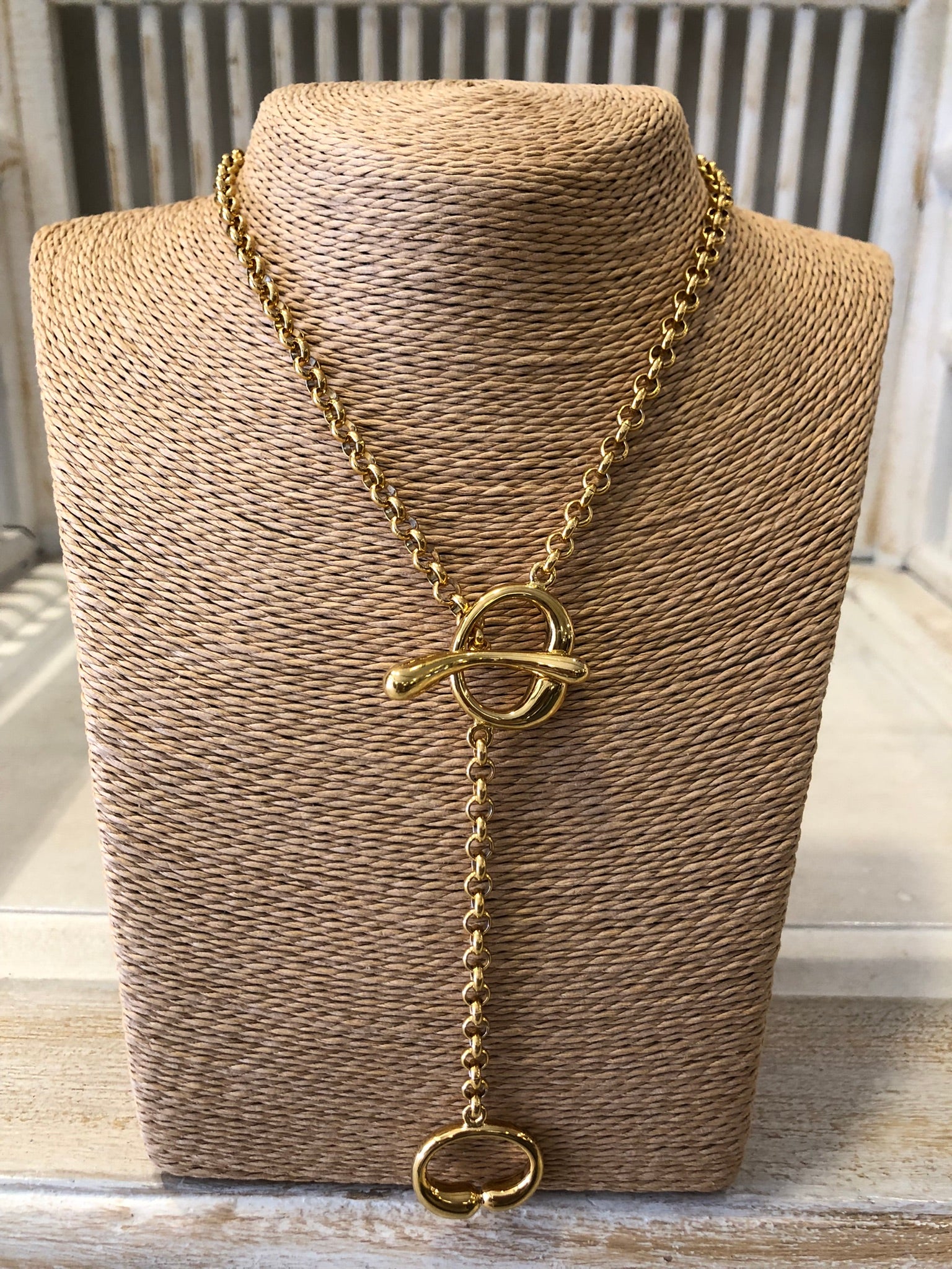 Collar dorado cruzado mediante cierre palanca DONDOLA