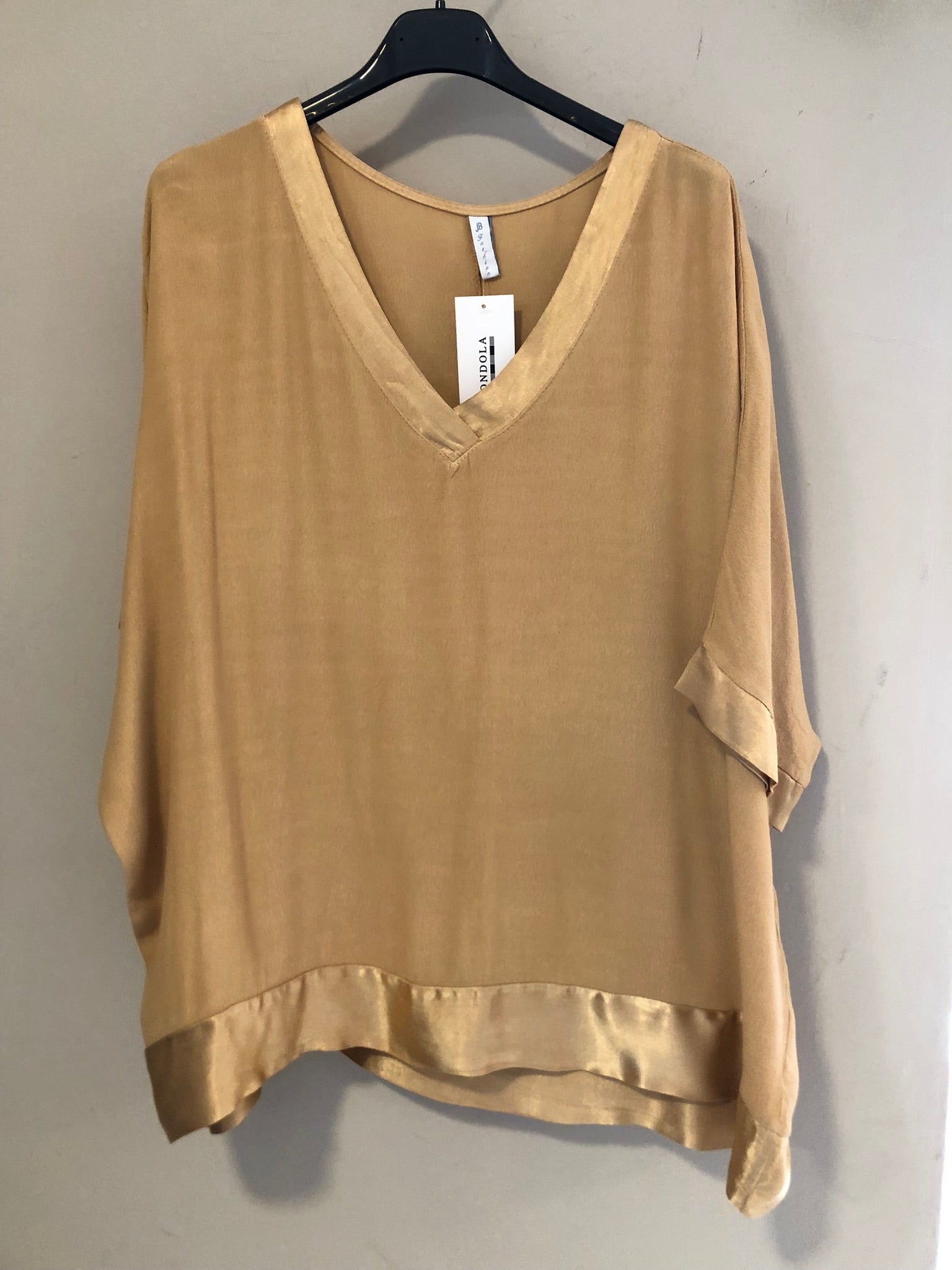 Blusa escote pico acabados satinados DONDOLA