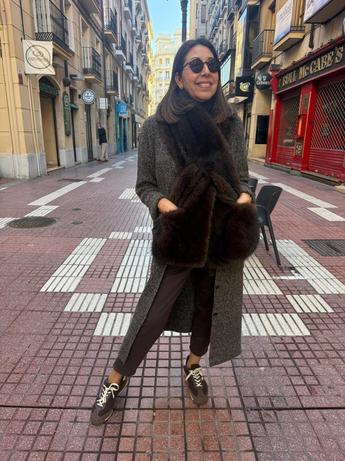 Estola Pelo Sintético Chocolate - Complemento Elegante para Eventos