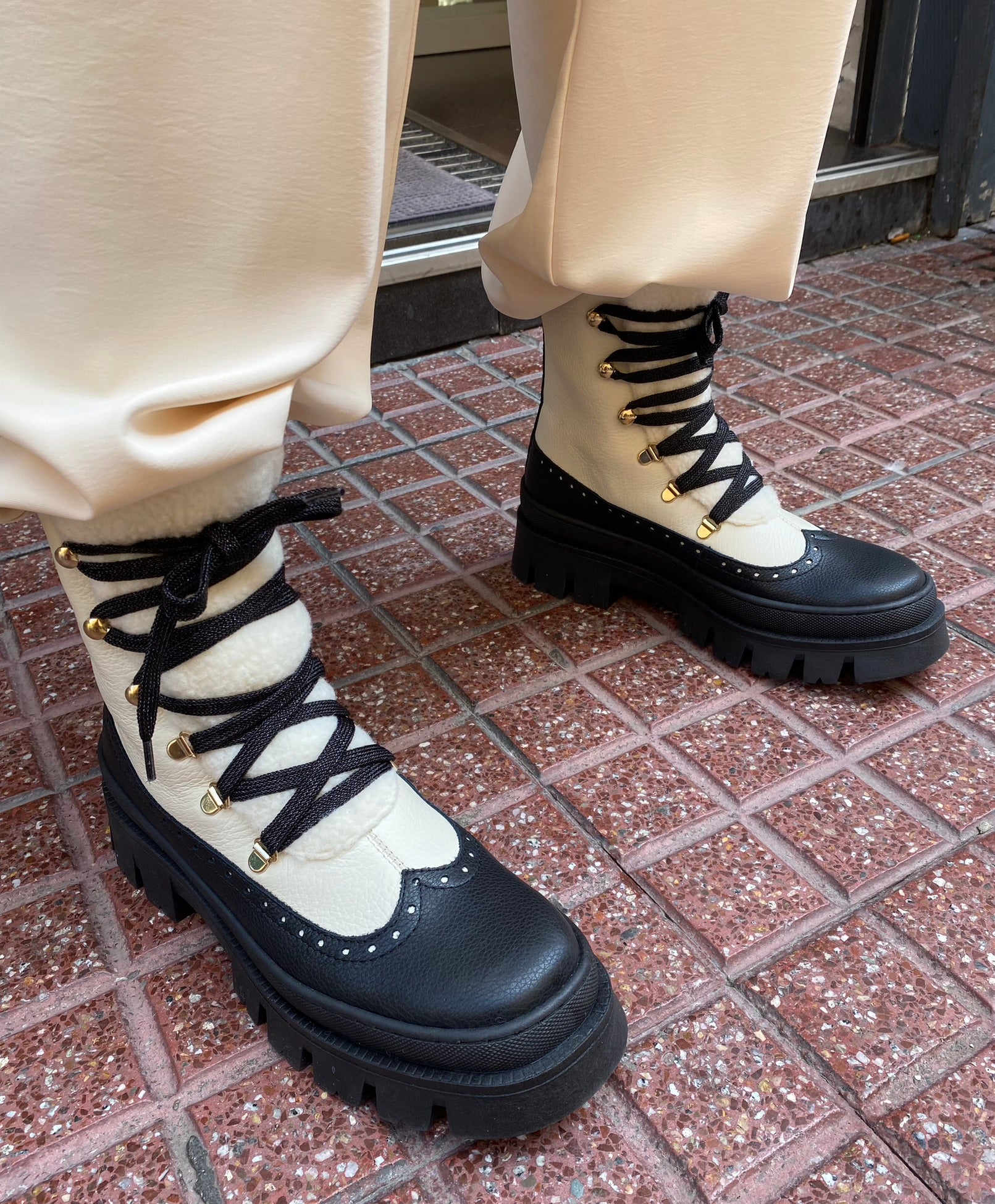 Bota piel bicolor suela track “ELENA”