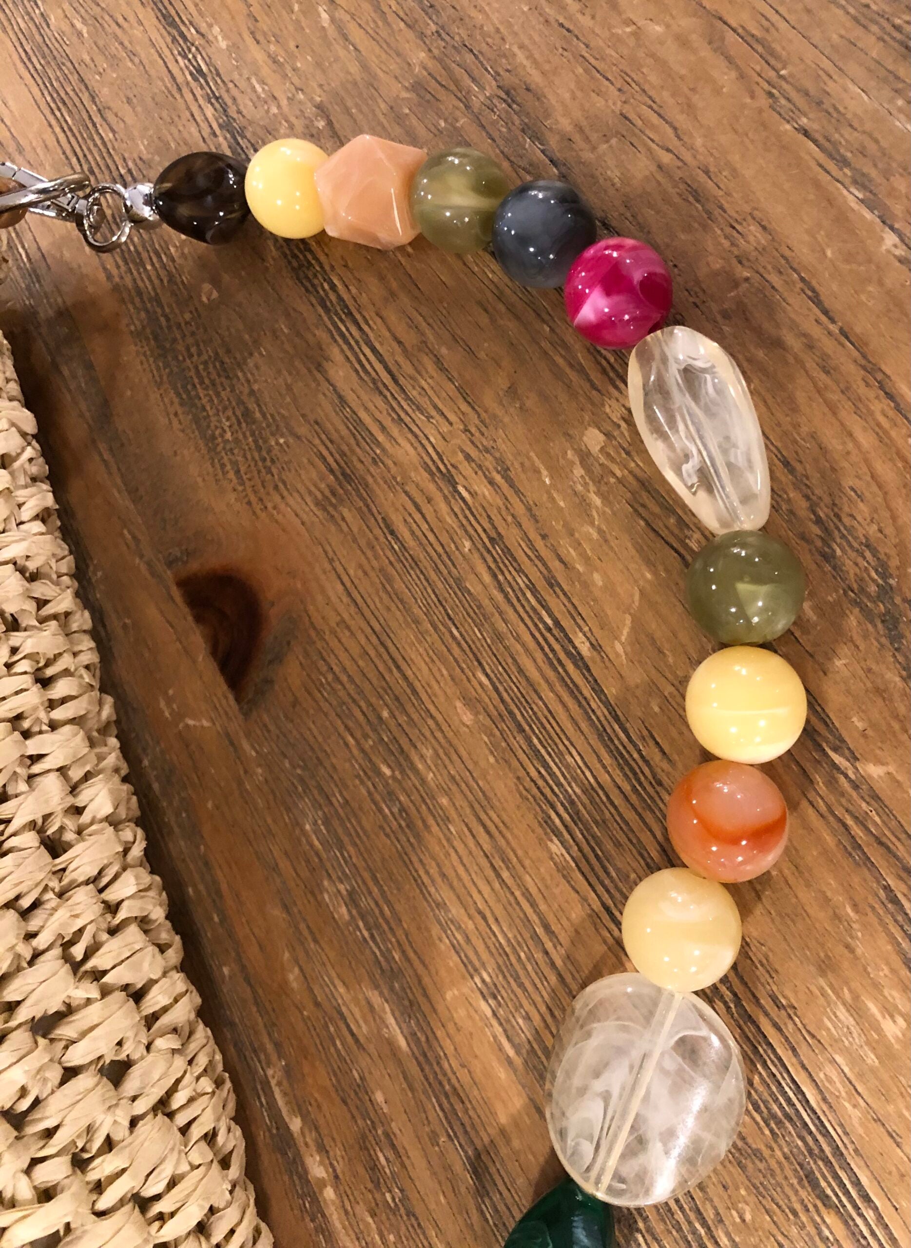 Bolso rectangular fibra natural asa piedras colores DONDOLA