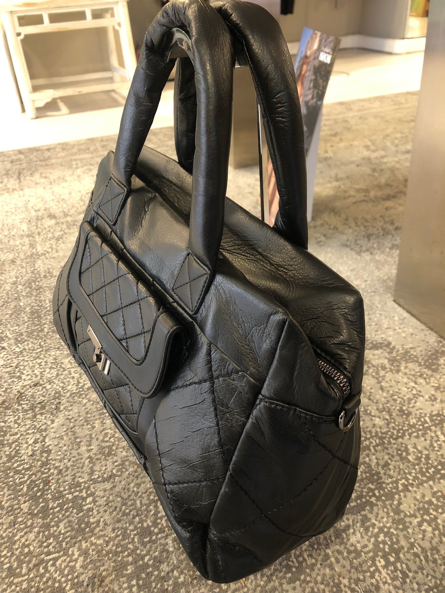 Bolso de mano negro acolchado bolsillo central “DONDOLA”