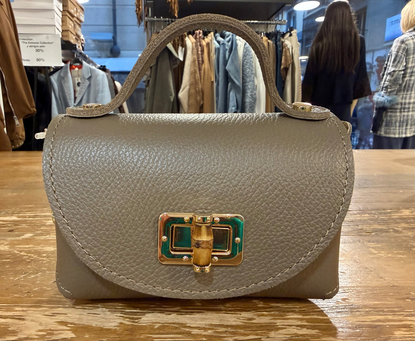 Mini Bolso de Piel con Cierre Dorado - Elegante y Compacto