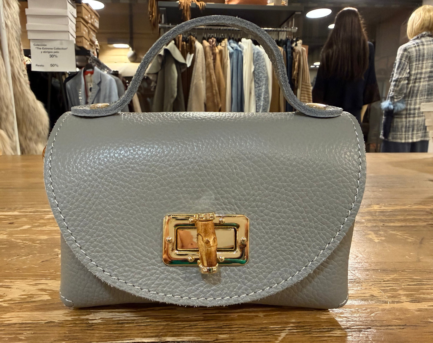 Mini Bolso de Piel con Cierre Dorado - Elegante y Compacto