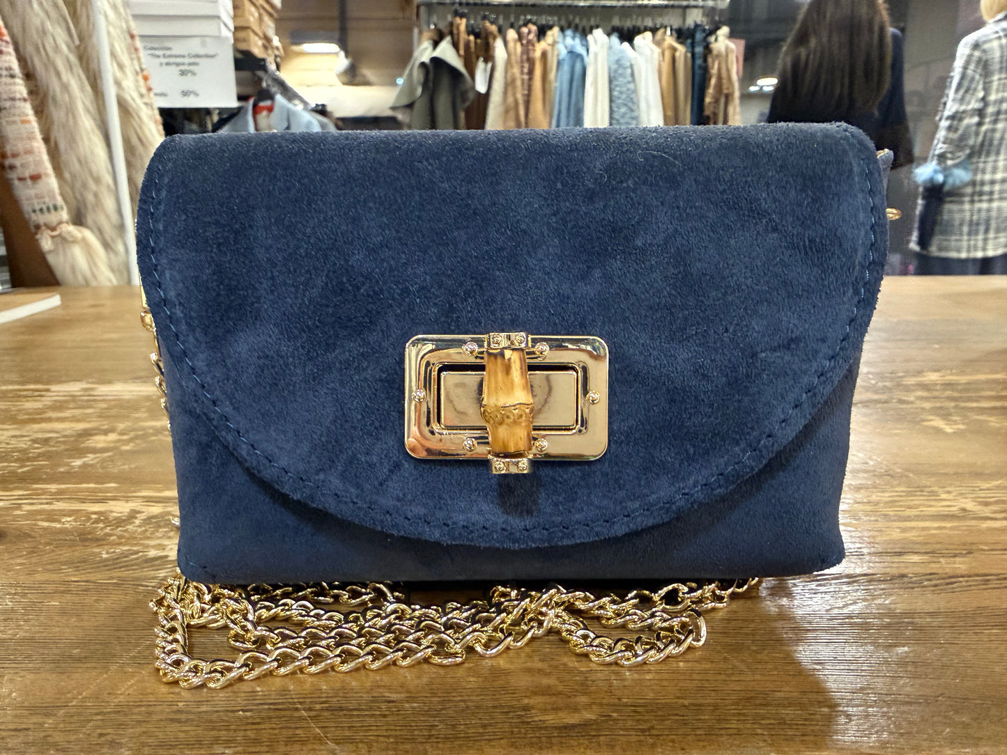 Mini Bolso de Piel con Cierre Dorado - Elegante y Compacto