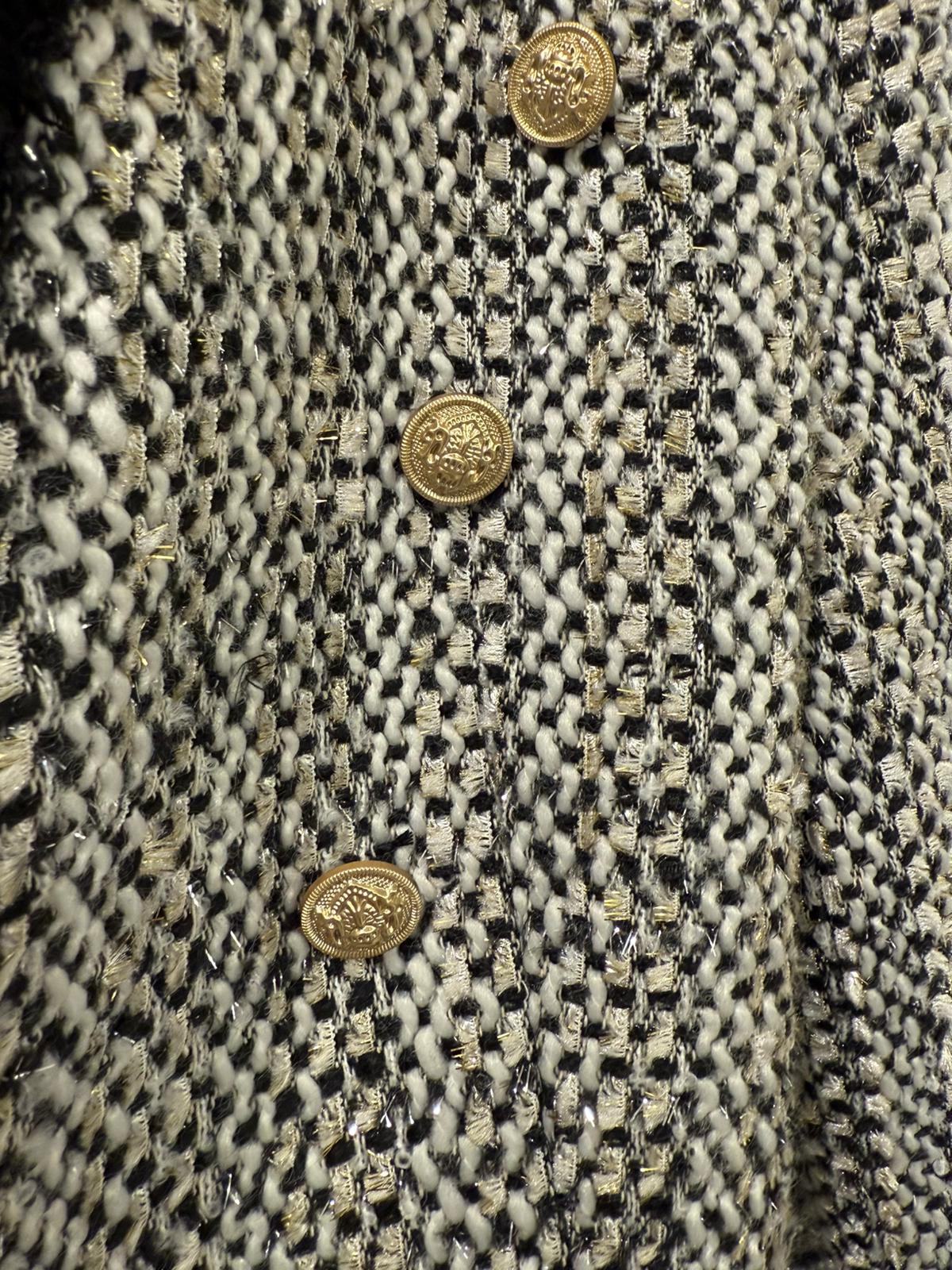 Blazer Tweed con Flecos y Botones Dorados