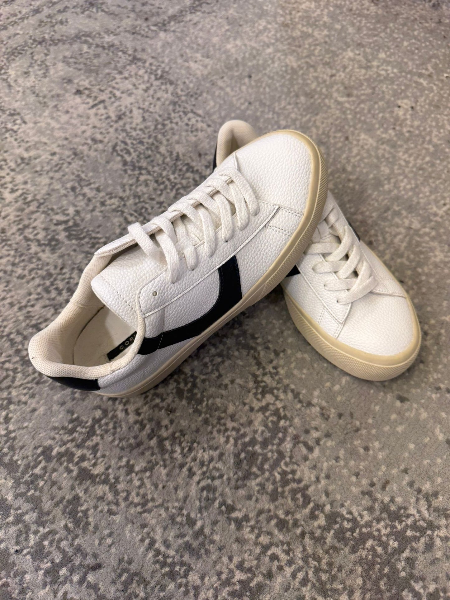 Zapatillas Deportivas Blancas Banda Negra
