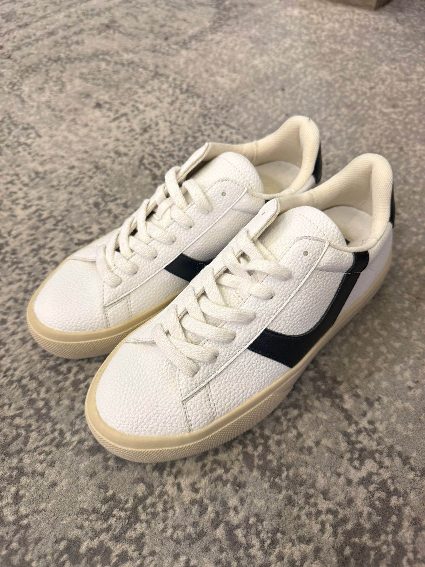 Zapatillas Deportivas Blancas Banda Negra