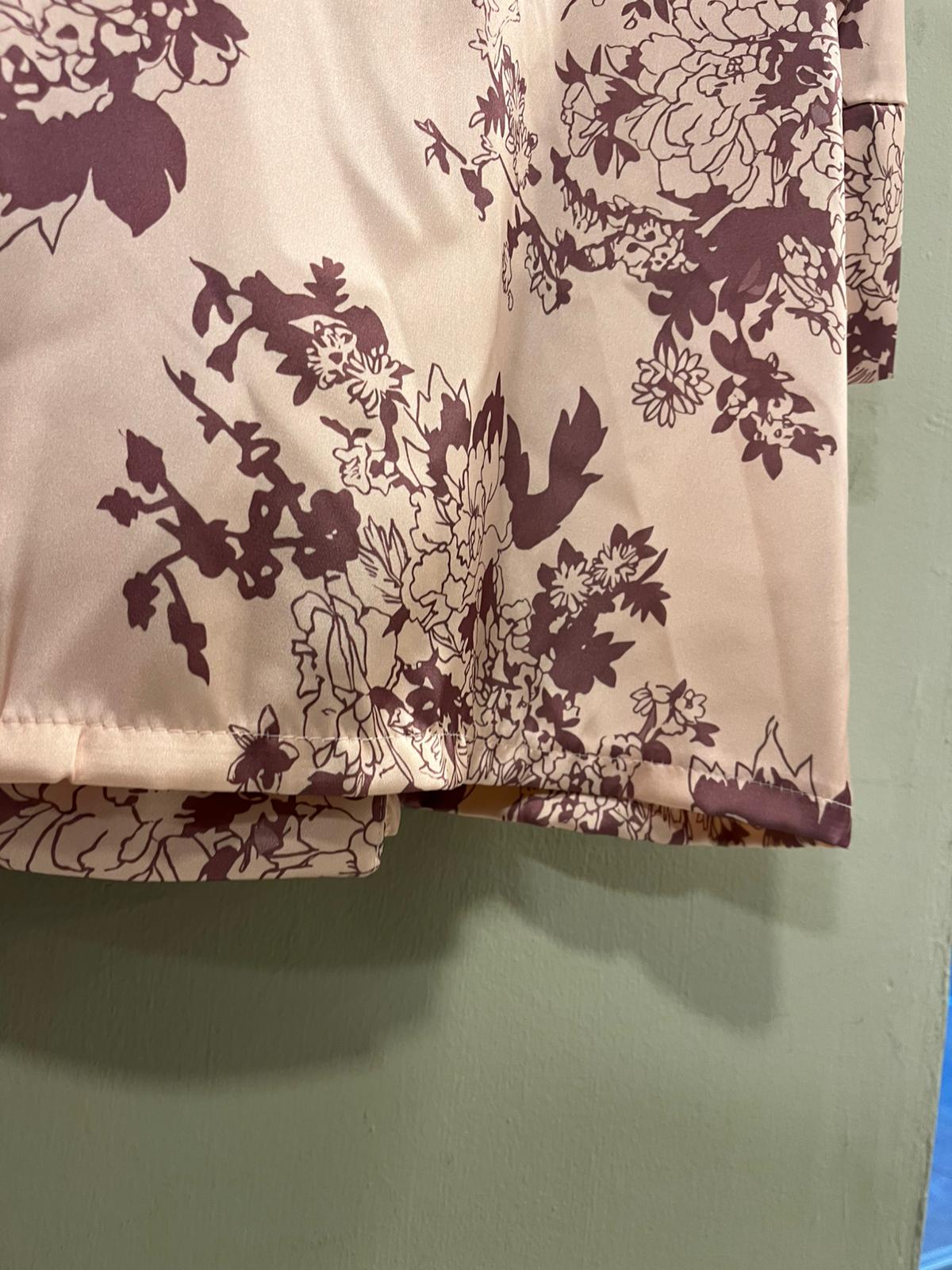 Conjunto de Traje Satinado con Estampado Floral
