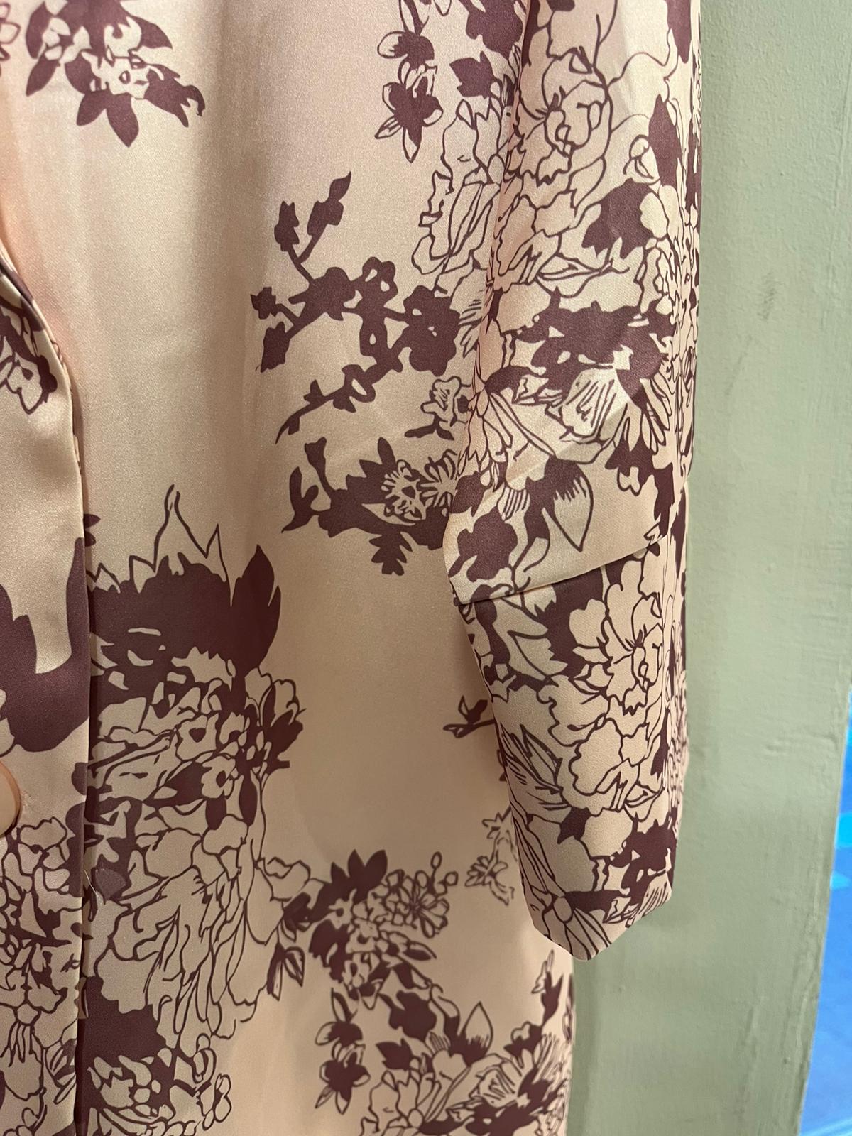 Conjunto de Traje Satinado con Estampado Floral