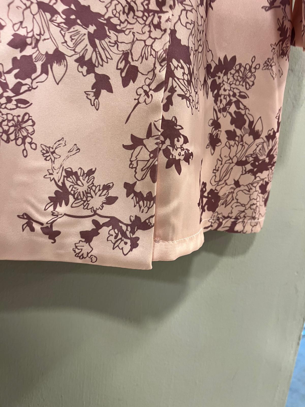 Conjunto de Traje Satinado con Estampado Floral