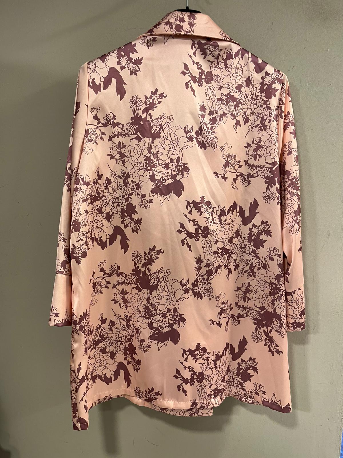 Conjunto de Traje Satinado con Estampado Floral