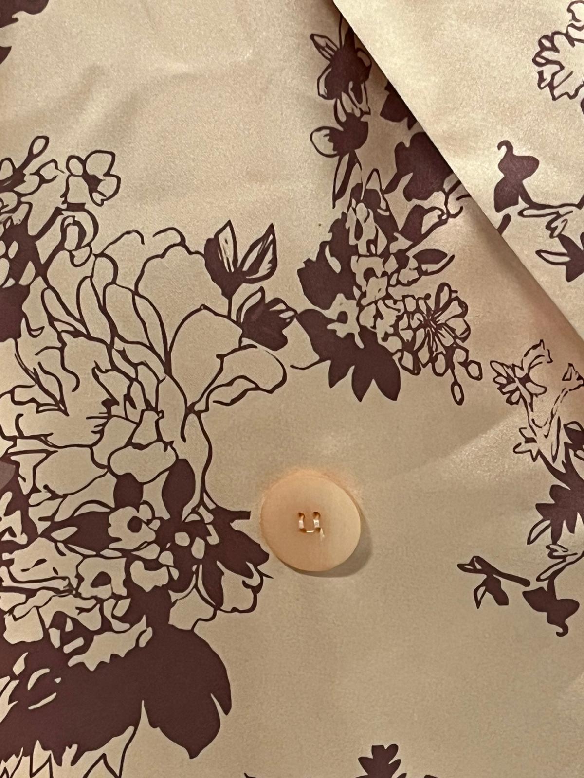 Conjunto de Traje Satinado con Estampado Floral