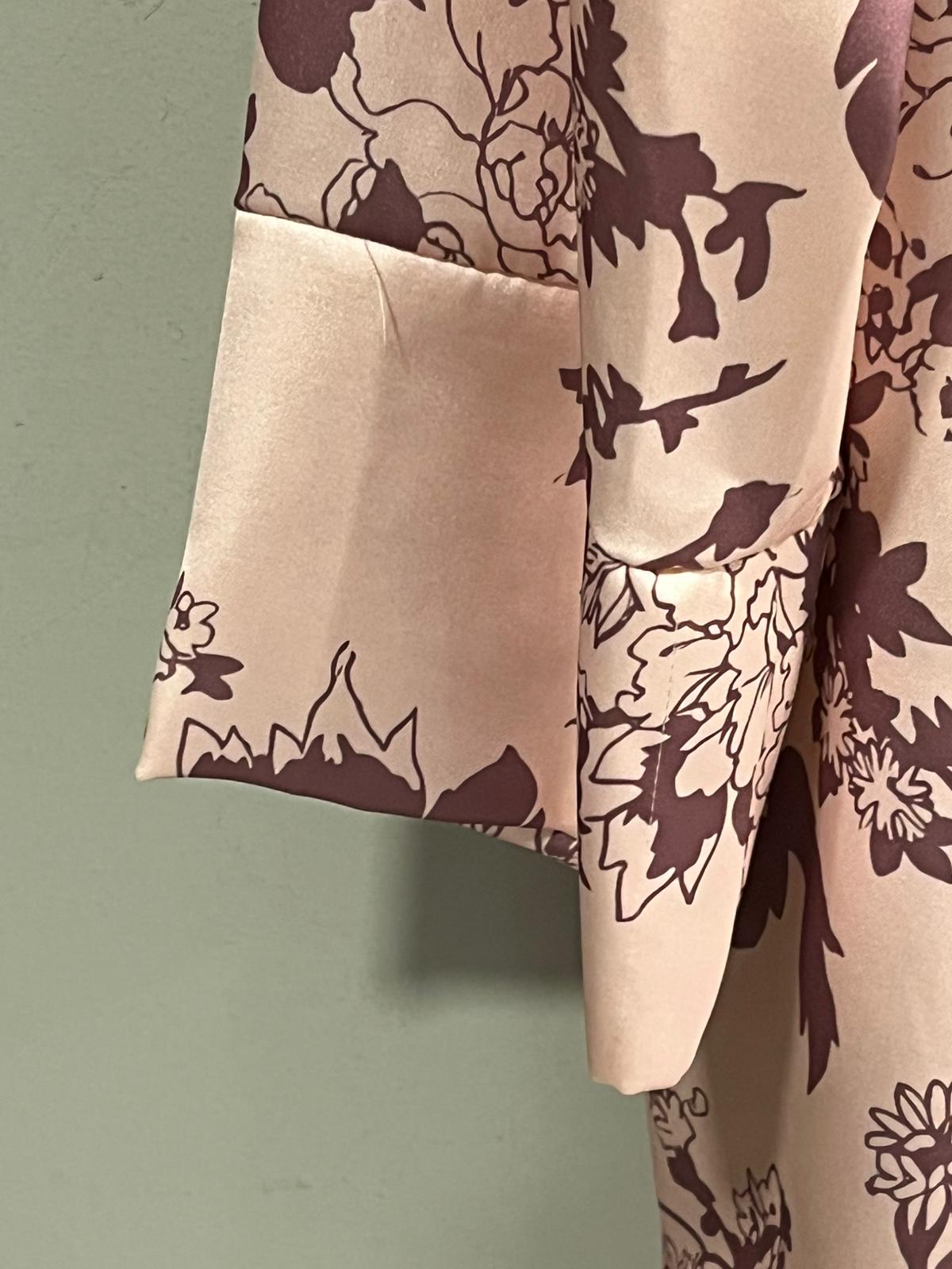 Conjunto de Traje Satinado con Estampado Floral