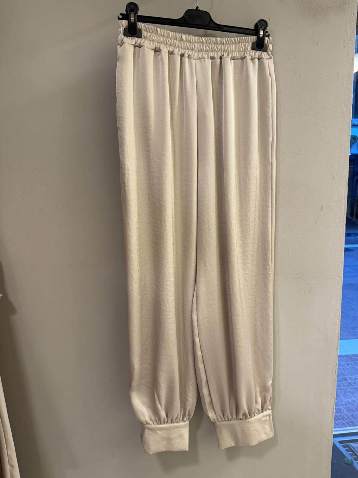Pantalón bombacho satinado con puño de botones
